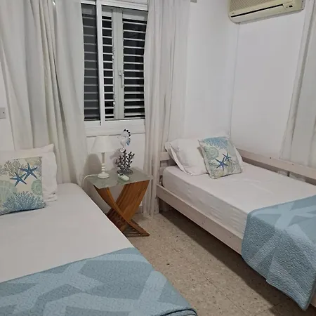 Seafront House וילה *